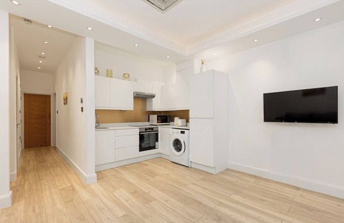 Southfield Apartment | Inviting 2BR flat in Chiswick, 10-minute station