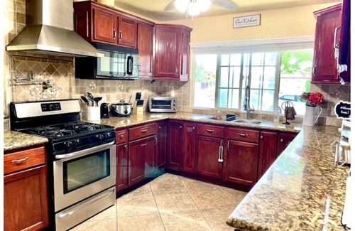 Clovis House | Inviting 3bd/2ba Clovis home w/pool, jacuzzi,gym.