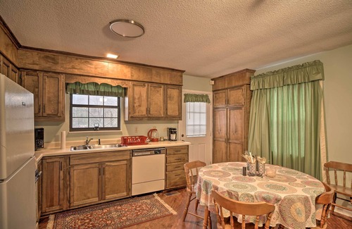 Carson Springs Apartment | Inviting Apartment w/Deck in Smoky Mountains