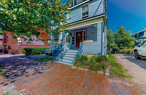 Parkside Apartment | Inviting apartment with full kitchen, porch, convenient location, & fast WiFi