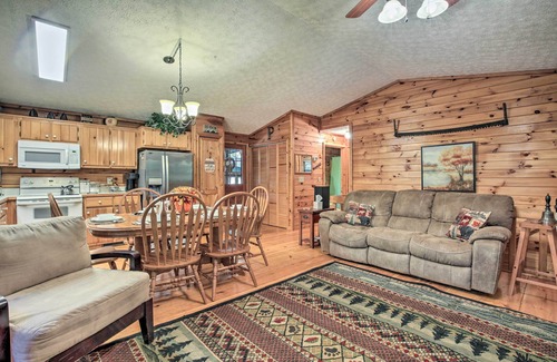 Blairsville Cabin | Inviting Blairsville Cabin Retreat w/Hot Tub