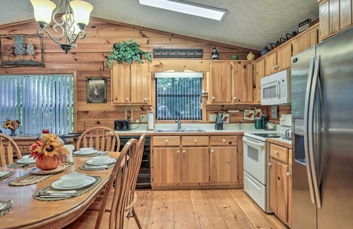 Blairsville Cabin | Inviting Blairsville Cabin Retreat w/Hot Tub