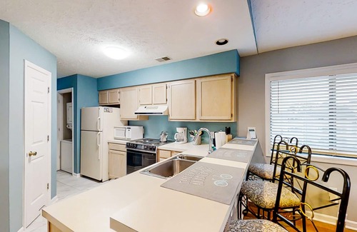 Little River Condo | Inviting condo with pool, hot tub, tennis, balcony, & washer/dryer