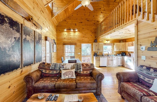 Blue Ridge Cabin | Inviting dog-friendly cabin with hot tub, lovely mountain views, firepit, & W/D