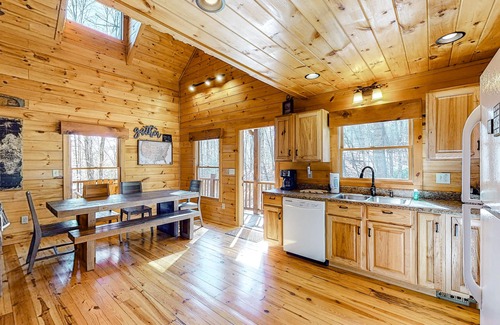 Blue Ridge Cabin | Inviting dog-friendly cabin with hot tub, lovely mountain views, firepit, & W/D