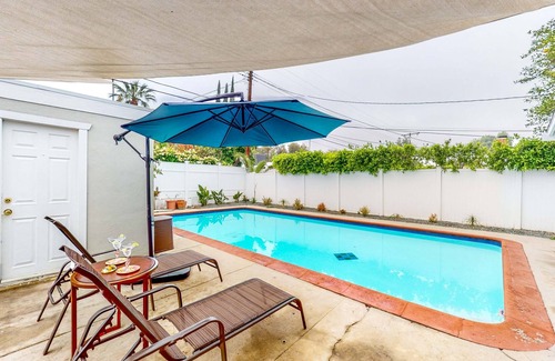 Canoga Park House | Inviting Dog-Friendly - Pool, Kitchen, & Fireplace