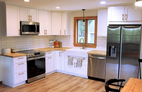Harrison House | Inviting Family Getaway, Mountain Views, Close to Lakes, Skiing and Hiking