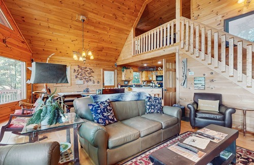 Walnut Mountain Cabin | Inviting forest cabin with pool access & picture windows