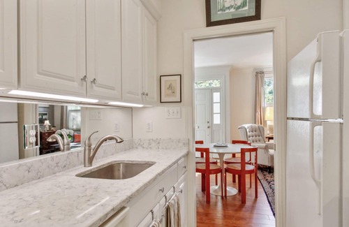 Historic Downtown Savannah Apartment | Inviting garden level apartment, The JAD Cox Suite