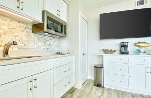 Belleair Beach Condo | Inviting Gulf-front condo with pool, beach access, private balcony & central AC