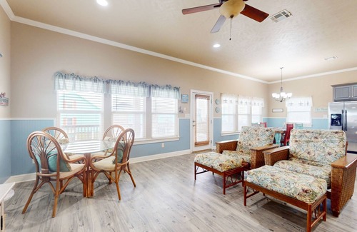 Crystal Beach House | Inviting | Gulf Views | Pet Friendly | Sleeps 12