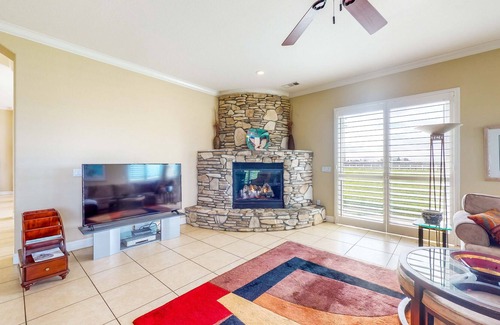 Victor House | Inviting Home on 2.5 acres, Near Vineyards