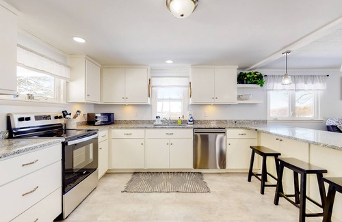 Dundee House | Inviting home with firepit, fast WiFi, skiing, full kitchen, & W/D