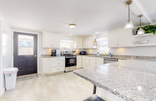 Dundee House | Inviting home with firepit, fast WiFi, skiing, full kitchen, & W/D