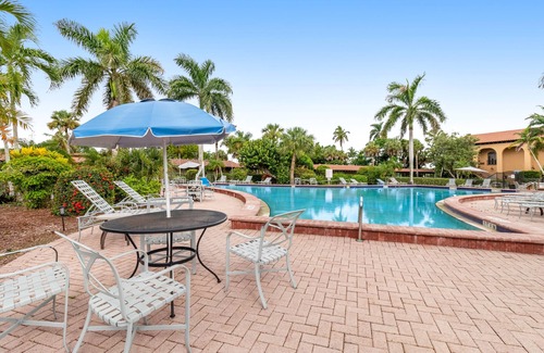 Naples House | Inviting hotel-style studio with game room, pool, gym, sauna, tennis, basketball