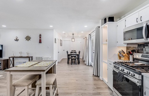 Bay Area House | Inviting house with large enclosed yard, central AC, washer/dryer, & golf nearby