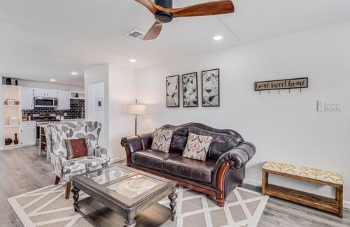 Bay Area House | Inviting house with large enclosed yard, central AC, washer/dryer, & golf nearby