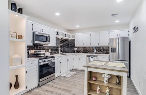 Bay Area House | Inviting house with large enclosed yard, central AC, washer/dryer, & golf nearby