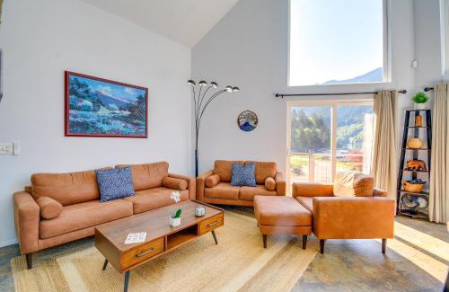 Maple Grove House | Inviting Lake Sutherland Home Kayaks and View!