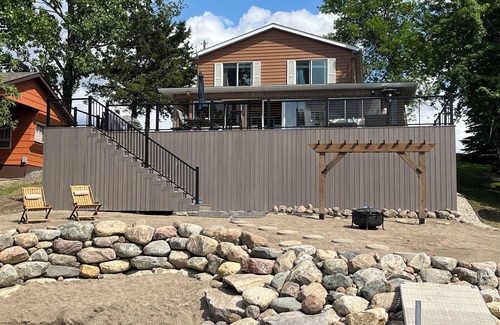 Aberdeen House | Inviting lakefront property on the shore of Richmond Lake