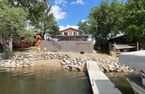 Aberdeen House | Inviting lakefront property on the shore of Richmond Lake