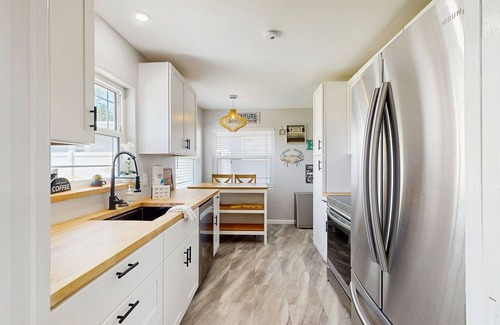 Clearwater House | Inviting ranch home near the beach - Florida room, alfresco dining