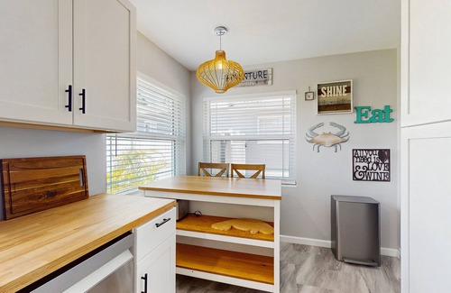 Clearwater House | Inviting ranch home near the beach - Florida room, alfresco dining