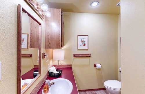 Enterprise Apartment | Inviting retreat with elegant furnishings, streaming & partial AC - near golf