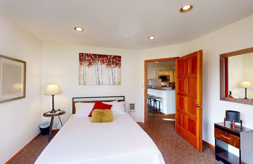 Enterprise Apartment | Inviting retreat with elegant furnishings, streaming & partial AC - near golf