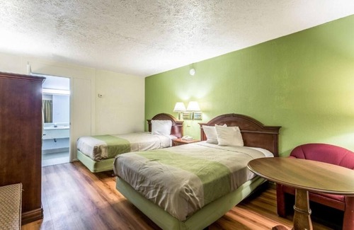 Edgewood Hotel | Inviting Room Near Local Attractions w/On-Site Dining & Laundry Facility