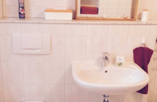 Rust Apartment | Irene Kindsvater - Shared room with toilet and shower