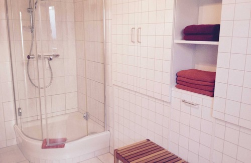 Rust Apartment | Irene Kindsvater - Shared room with toilet and shower