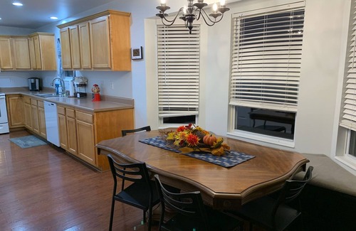 Williamstown House | Iridescence Getaway near Ark Encounter - Sleeps 20