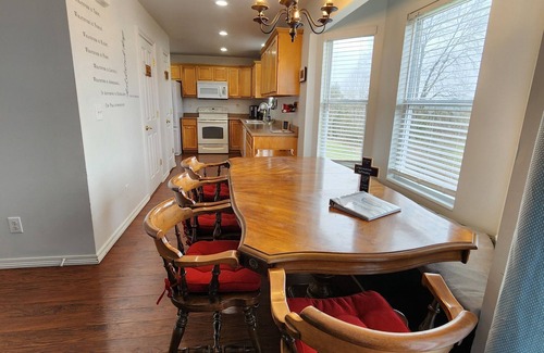 Williamstown House | Iridescence Getaway near Ark Encounter - Sleeps 20