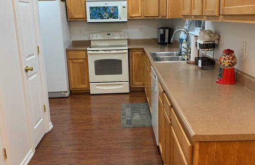 Williamstown House | Iridescence Getaway near Ark Encounter - Sleeps 20