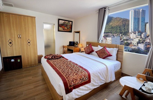 Nha Trang Hotel | Iridescent Cloud Hotel, beach front view with buffet breakfast
