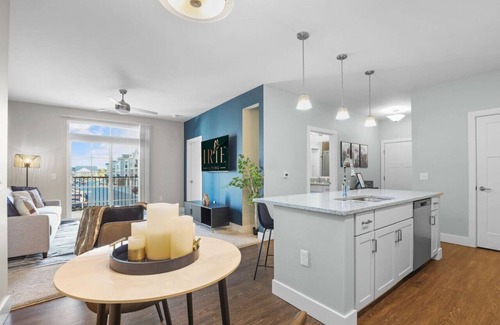Westfield Apartment | IRIE Living-2BD Retreat, Grand Park+King Bed+Pool