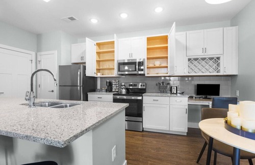 Westfield Apartment | IRIE Living-2BD Retreat, Grand Park+King Bed+Pool