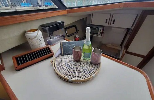 Racine Boat Rental | Irish Mist V @ Reefpoint Marina