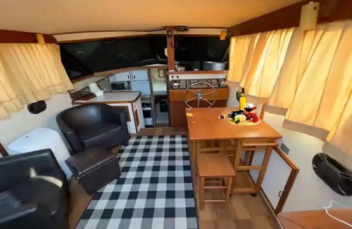 Racine Boat Rental | Irish Mist V @ Reefpoint Marina