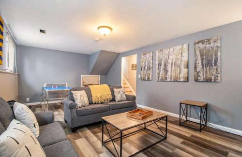 South Bend House | Irish Retreat l 4 BR 2 Miles from Campus l BBQ Foosball