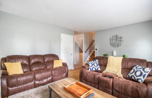 South Bend House | Irish Retreat l 4 BR 2 Miles from Campus l BBQ Foosball