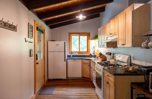 Jeffersonville House | Iron Gate Chalet - 5 Minutes to Smugglers Notch and Wedding Barn!