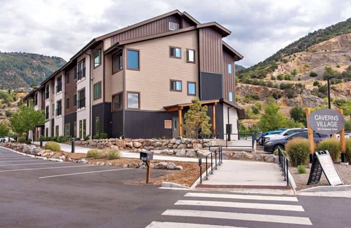 Glenwood Springs Condo | Iron Mt Hot Spgs Condo #209 | Mtn Views | Sleeps 4