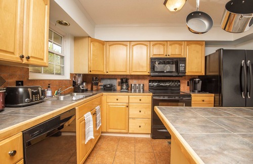 Kodak House | Ironwood Haven-Hot Tub-Firepit-Pool Table-Air Hockey-2600sq ft-7min Off Exit 407