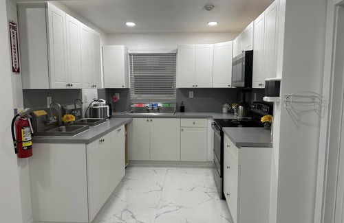 Westchester House | Irresistible, 5BR -2.5 Bath Fast WiFi Smart TV