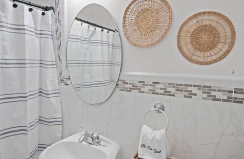 Westchester House | Irresistible, 5BR -2.5 Bath Fast WiFi Smart TV