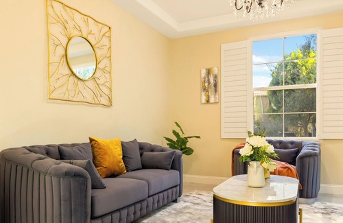Woodbury House | Irvine luxury house /First rental /Close everthing /Hottub/ Family travel /WFH