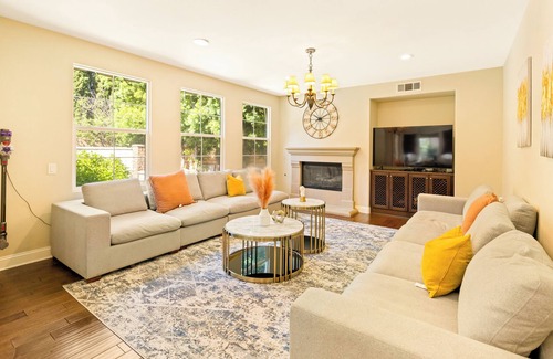 Woodbury House | Irvine luxury house /First rental /Close everthing /Hottub/ Family travel /WFH