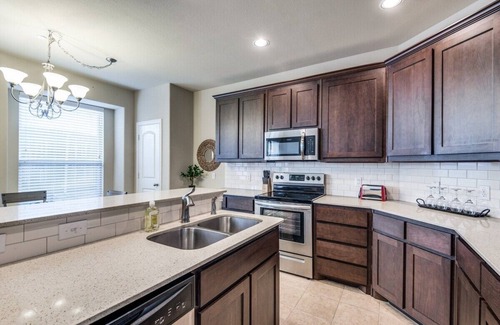 Irving House | Irving Bliss- 3 bedroom Charm In Heart of Irving